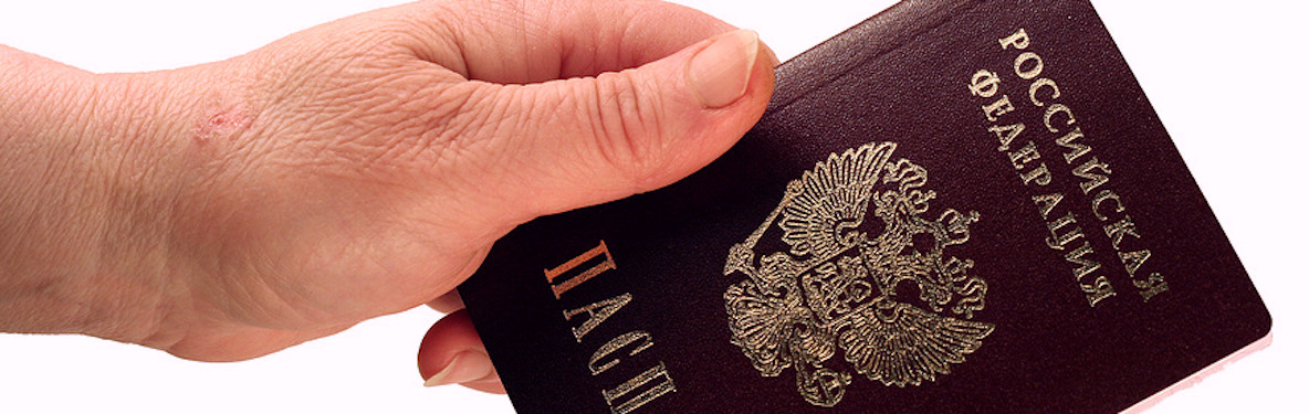 паспорт российской федерации в руке