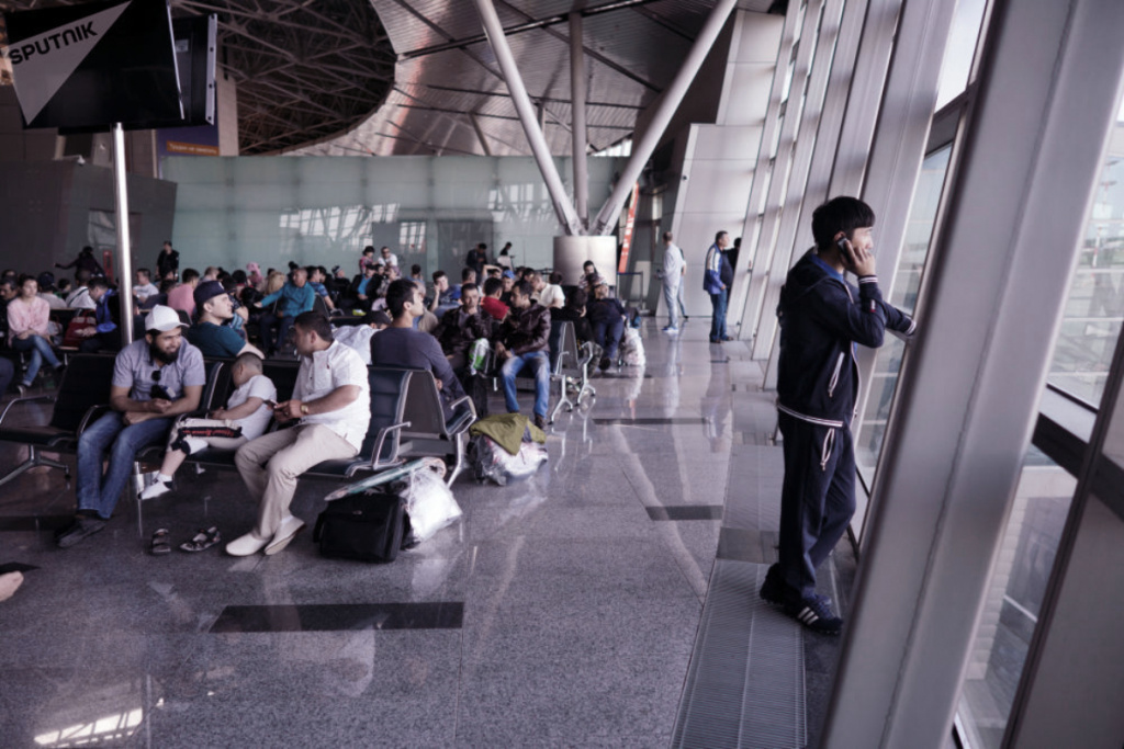 мигранты в аэропорту